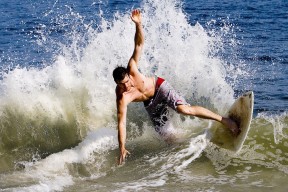 全黑队依靠精准的传球和不断突破，取得优势，全黑队服