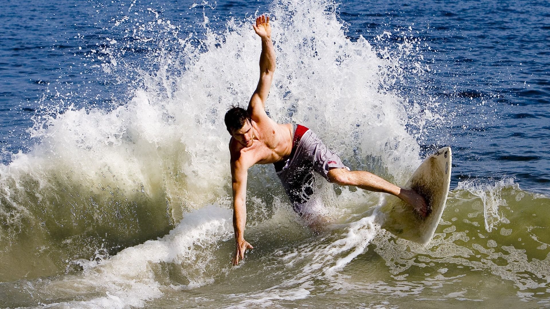 全黑队依靠精准的传球和不断突破,取得优势,全黑队服