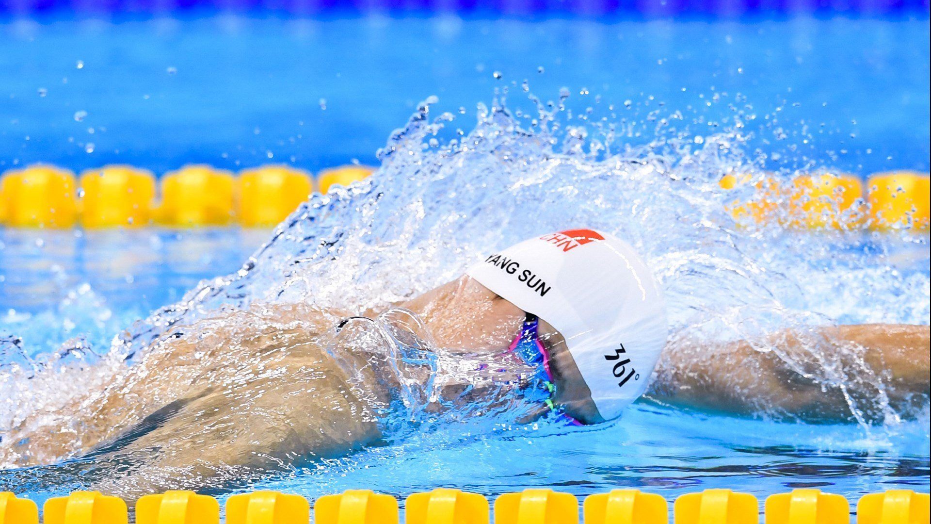 冠军赛终场哨响，球员泪洒赛场写下难忘瞬间，冠军被推出赛道